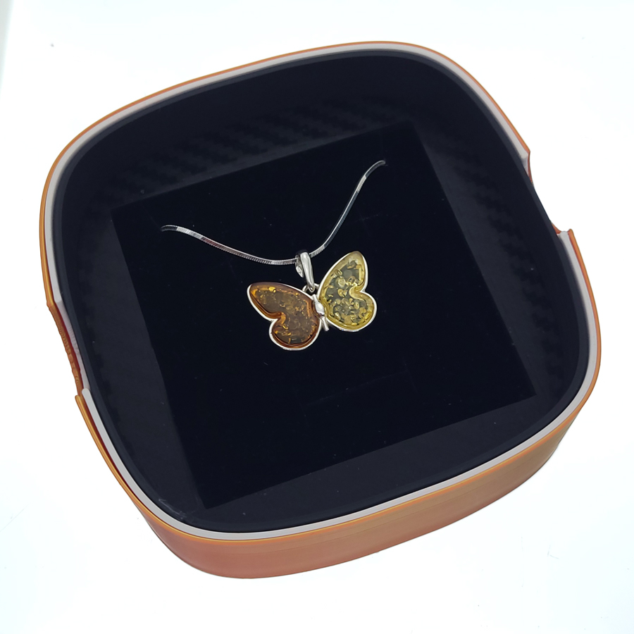 Interior de caja para joyería con colgante mariposa de ambar